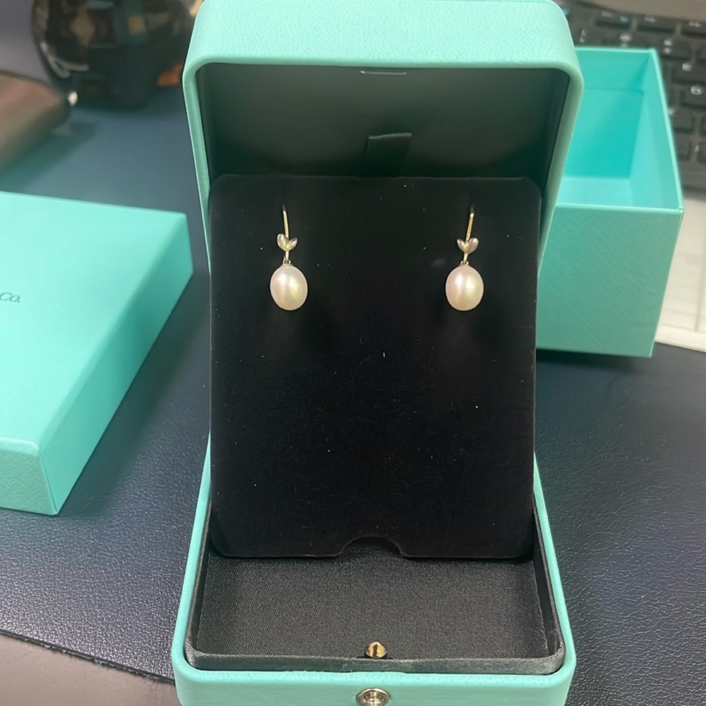 Tiffany & Co. Paloma Picasso®
Olive Leaf Drop Earrings